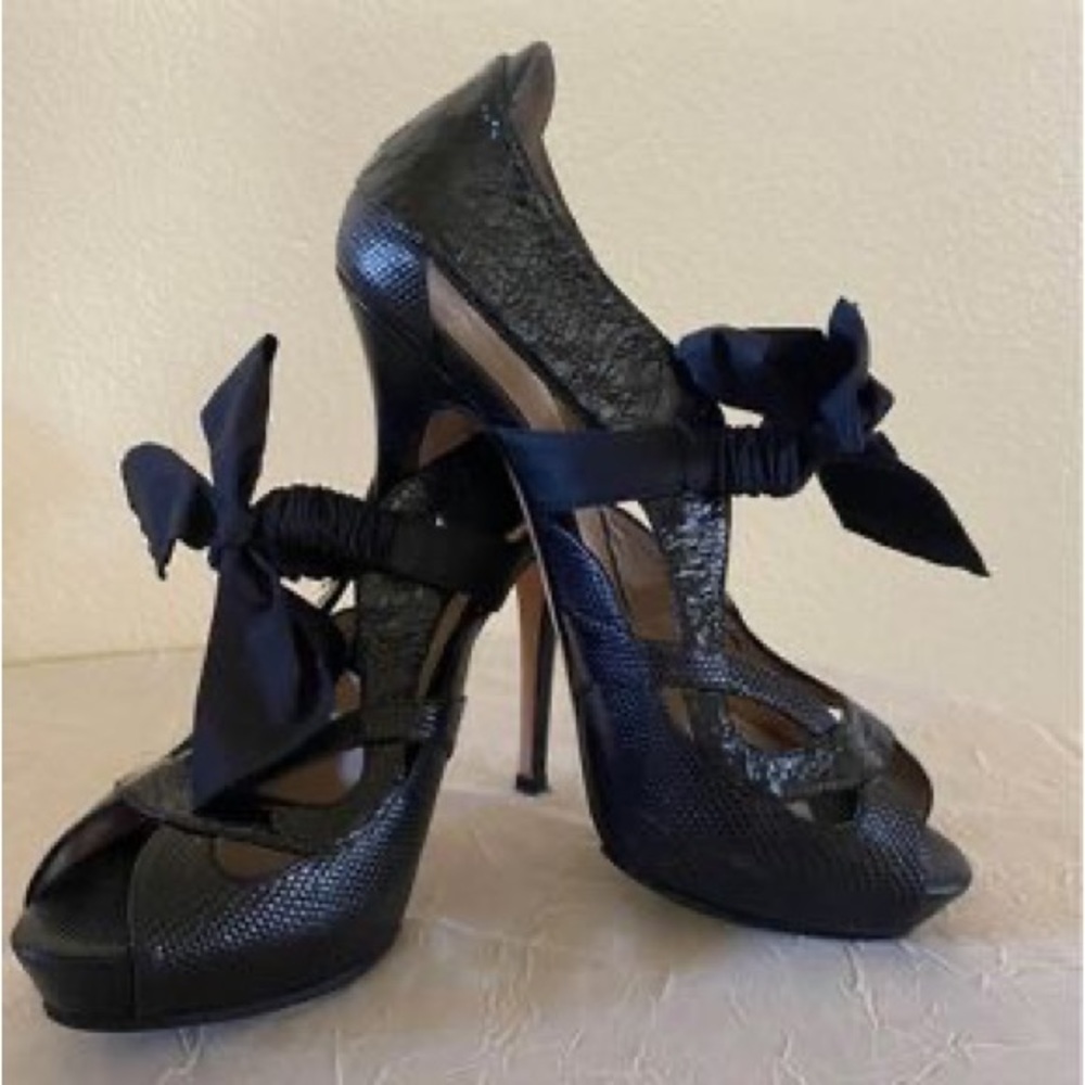 Preowned Escada black flat form high heels shoes 36 1/2” Italy
4 1/2” heels